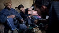 Sejumlah pekerja tambang batu permata beristirahat sejenak di bedeng mereka di Lembah Panjshir, kebanyakan dari mereka merupakan penambnag tradisional.