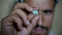 Afghanistan secara historis menjadi sumber utama lapis lazuli, batu semi mulia berwarna biru tua yang telah ditambang di provinsi Badakhshan utara negara itu selama ribuan tahun, serta batu permata lainnya seperti rubi dan zamrud.  