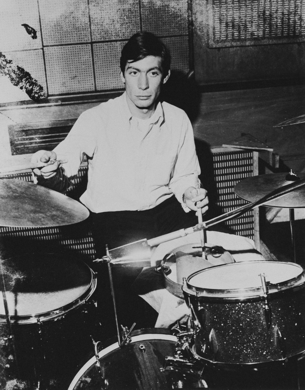 English drummer Charlie Watts of the Rolling Stones, circa 1965.   (Photo by Keystone Features/Hulton Archive/Getty Images)
