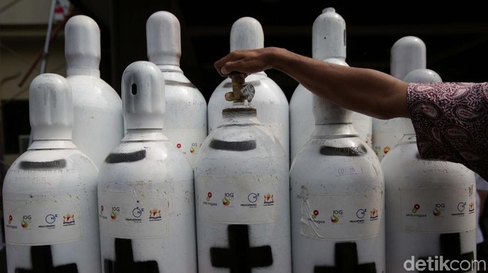 300 Tabung Oksigen untuk Bantu Pasien COVID-19 Polri menerima bantuan 300 tabung oksigen dari SKK Migas dan Kadin Indonesia. Bantuan ini untuk membantu pemerintah menangani pasien COVID-19.