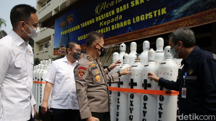 300 Tabung Oksigen untuk Bantu Pasien COVID-19 Polri menerima bantuan 300 tabung oksigen dari SKK Migas dan Kadin Indonesia. Bantuan ini untuk membantu pemerintah menangani pasien COVID-19.