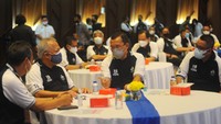 Menteri PUPR Basuki hadimuljanto berbincang dengan Direktur Utama PT Bank Tabungan Negara (Persero) Tbk Haru Koesmahargyo ditemani Dirjen Perumahan Kementerian PUPR Khalawi Abdul Hamid, Dirjen Pembiayaan Infrastruktur Pekerjaan Umum & Perumahan Kementerian PUPR, Herry Trisaputra Zuna dan Komisioner BP Tapera, Adi Setianto usai menyerahkan secara simbolis kunci rumah kepada keluarga karyawan honorer di lingkungan Kementerian PUPR pada acara akad KPR massal yang digelar saat puncak perayaan Hari Perumahan Nasional di Jakarta, Rabu (25/8). 