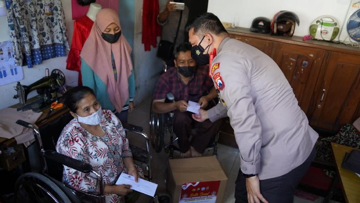 Alumni Akpol 2000 salurkan bansos di malang