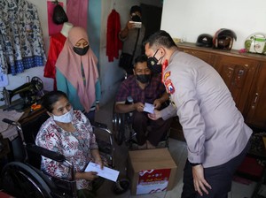Suka Cita Pasutri Disabilitas Terima Bansos di Malang