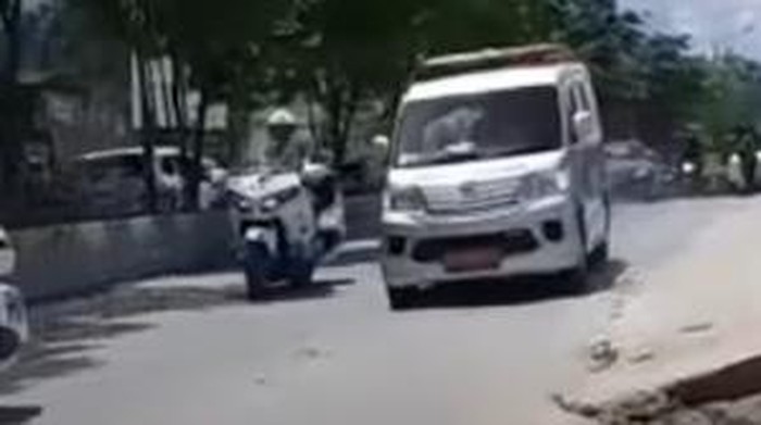 Ambulans salip rombongan Presiden Jokowi