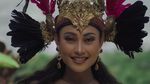 Foto: Novia Bachmid dalam Aneka Balutan Baju Daerah Indonesia