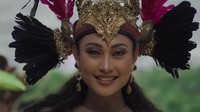 Netizen dibuat kagum dengan tampilan kedua Novia yaitu menyanyikan lagu Sipatokaan dari Sulawesi Utara. (Youtube/Wonderland Indonesia)