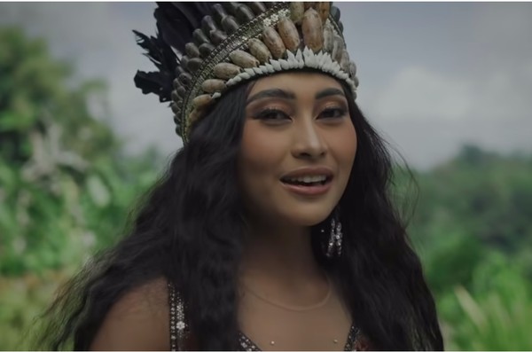 Tak berhenti di sana, Novia kembali memukau dengan lagu Sajojo dari Papua, beserta baju adatnya. (Youtube/Wonderland Indonesia) Tak berhenti di sana, Novia kembali memukau dengan lagu Sajojo dari Papua, beserta baju adatnya. (Youtube/Wonderland Indonesia)