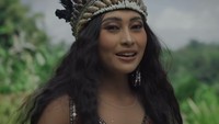Tak berhenti di sana, Novia kembali memukau dengan lagu Sajojo dari Papua, beserta baju adatnya.  (Youtube/Wonderland Indonesia)
