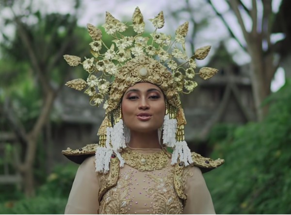 Dari Papua, Novia berganti busana adat Riau sambil menyanyikan lagu Soleram. (Youtube/Wonderland Indonesia) Dari Papua, Novia berganti busana adat Riau sambil menyanyikan lagu Soleram. (Youtube/Wonderland Indonesia)