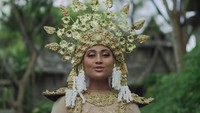 Dari Papua, Novia berganti busana adat Riau sambil menyanyikan lagu Soleram. (Youtube/Wonderland Indonesia)