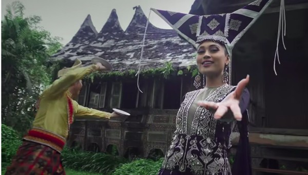 Lagu daerah selanjutnya adalah kampuang Nan Jauh di Mato dari Sumatera Barat. Tari piring khas Sumbar ini menjadi latar dari lagu tersebut. (Youtube/Wonderland Indonesia) Lagu daerah selanjutnya adalah kampuang Nan Jauh di Mato dari Sumatera Barat. Tari piring khas Sumbar ini menjadi latar dari lagu tersebut. (Youtube/Wonderland Indonesia)