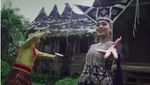 Foto: Novia Bachmid dalam Aneka Balutan Baju Daerah Indonesia