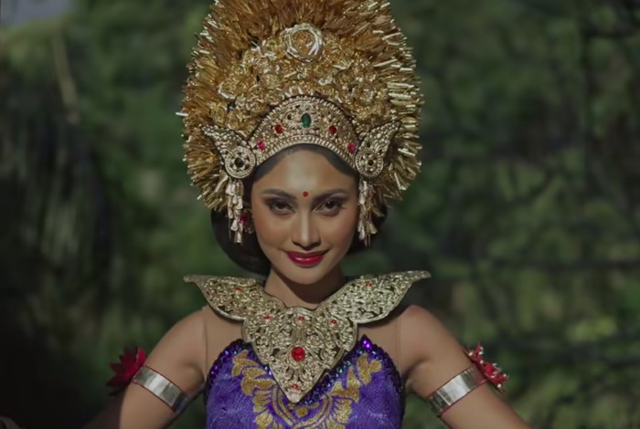 Aneka baju daerah Indonesia dalam Wonderland Indonesia)