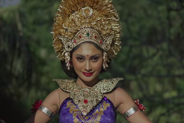 Selanjutnya, Novia tampil dalam balutan busana Bali. Lagu yang dibawakan adalah Janger. (Youtube/Wonderland Indonesia) Selanjutnya, Novia tampil dalam balutan busana Bali. Lagu yang dibawakan adalah Janger. (Youtube/Wonderland Indonesia)