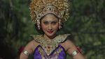 Foto: Novia Bachmid dalam Aneka Balutan Baju Daerah Indonesia