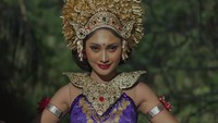 Selanjutnya, Novia tampil dalam balutan busana Bali. Lagu yang dibawakan adalah Janger. (Youtube/Wonderland Indonesia)