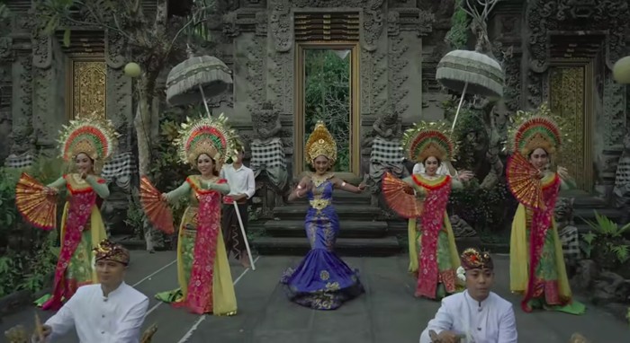 Aneka baju daerah Indonesia dalam Wonderland Indonesia)