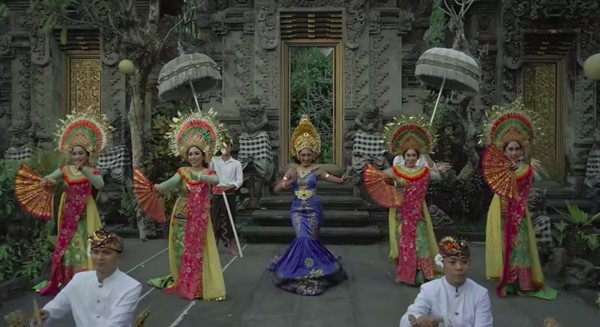 Musik video Wonderland Indonesia memancarkan pesona Indonesia. Novia bernyanyi lagu daerah dengan busana adat yang diikuti dengan tarian tradisional. (Youtube/Wonderland Indonesia) Musik video Wonderland Indonesia memancarkan pesona Indonesia. Novia bernyanyi lagu daerah dengan busana adat yang diikuti dengan tarian tradisional. (Youtube/Wonderland Indonesia)