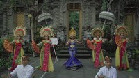Musik video Wonderland Indonesia memancarkan pesona Indonesia. Novia bernyanyi lagu daerah dengan busana adat yang diikuti dengan tarian tradisional. (Youtube/Wonderland Indonesia)