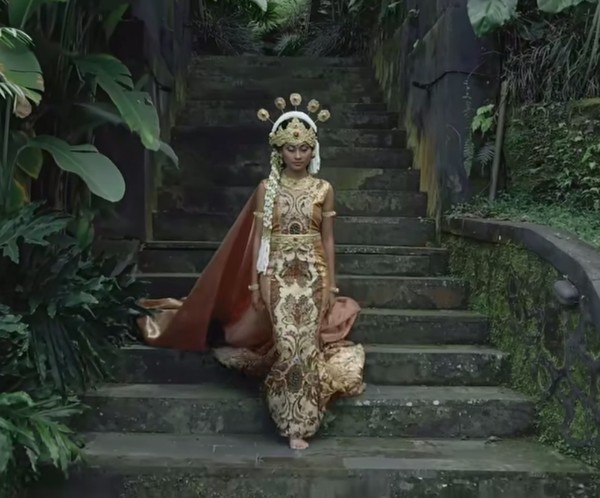Irama lagu Manuk Dadali mengalun, Novia berganti pakaian khas Jawa Barat. (Youtube/Wonderland Indonesia) Irama lagu Manuk Dadali mengalun, Novia berganti pakaian khas Jawa Barat. (Youtube/Wonderland Indonesia)