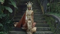 Irama lagu Manuk Dadali mengalun, Novia berganti pakaian khas Jawa Barat. (Youtube/Wonderland Indonesia)
