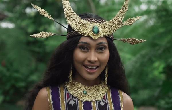 Lagu daerah Anak Kambing Saya tak luput mencuri perhatian. Novia memakai busana Nusa Tenggara Timur. (Youtube/Wonderland Indonesia)