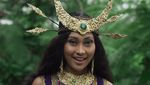 Foto: Novia Bachmid dalam Aneka Balutan Baju Daerah Indonesia
