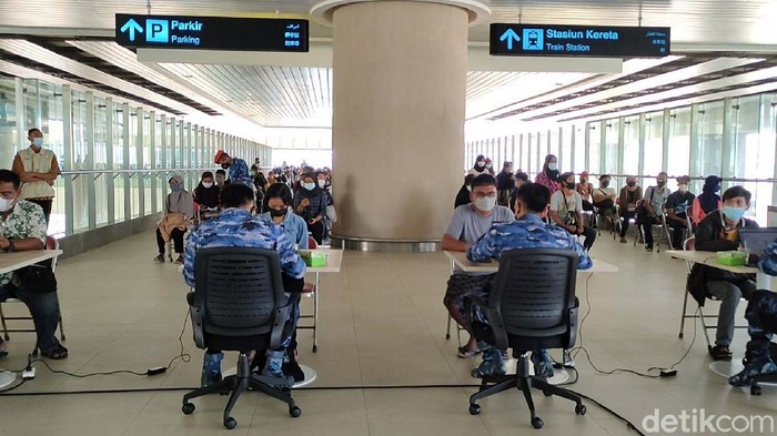 TNI AU gelar kegiatan vaksinasi COVID-19 di bandara Yogyakarta International Airport (YIA), Kulon Progo, DIY. Vaksinasi ini diikuti anak-anak hingga Lansia.