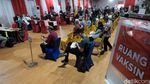 Antusias Warga Jakarta Ikut Vaksinasi Pfizer