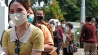 Warga sudah terlihat mengantre untuk divaksin sejak pintu masuk BPSDM Kemenkes di Jl Hang Jebat, Jakarta, Rabu (25/8/2021). Vaksin ini dialokasikan untuk warga yang berusia 18 tahun ke atas yang belum divaksinasi COVID-19 dosis 1 dan 2. Adapun, surat rekomendasi dokter dibutuhkan untuk warga yang memiliki komorbid.