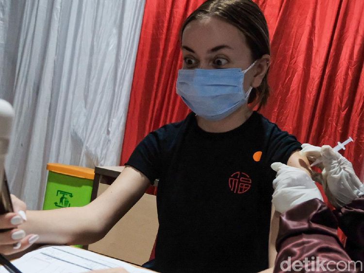 Antusias Warga Jakarta Ikut Vaksinasi Pfizer