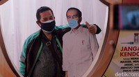 Warga Ibu Kota tampak antusias usai menjalani vaksin dengan Pfizer sambil berfoto bersama dengan wall a fame bergambar Presiden Jokowi.