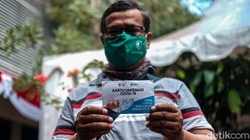 DKI Jakarta sudah mulai menyuntikkan vaksin COVID-19 jenis Pfizer, salah satu yang melaksanakannya ada di BPSDM Kemenkes. Beginilah antusiasme warga Ibu Kota.