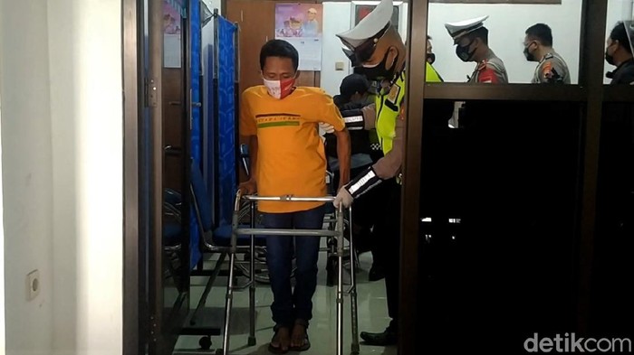 Asyik! Ada Pelayanan Spesial Nih Buat Pemohon SIM D di Pekalongan Pelayanan ekstra diberikan untuk pemohon SIM D di Pekalongan. Pelayanan yang diberikan mulai antar jemput pemohon-sediakan kursi roda dan tempat parkir khusus.