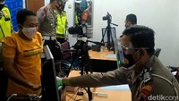 Sementara itu, di lokasi yang sama, Kapolres Pekalongan, AKBP Arief Fajar Satria, menjelaskan pihaknya memang memberi perlakuan spesial bagi warga yang berkebutuhan khusus saat pengajuan SIM.   
