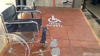 Di lokasi pemohon SIM petugas telah menyiapkan jalur khusus, untuk para disabilitas. Jalur pemohonan ini diberi warna merah bata dengan jalur tersendiri.