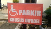 Bahkan, polisi juga menyediakan kursi roda dan tempat parkir khusus.