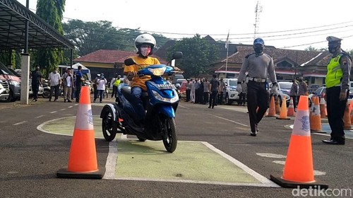 Pelayanan ekstra diberikan untuk pemohon SIM D di Pekalongan. Pelayanan yang diberikan mulai antar jemput pemohon-sediakan kursi roda dan tempat parkir khusus.