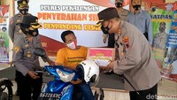 Arief mengatakan hingga saat ini, Satlantas baru menerbitkan tiga SIM D. Dua SIM D baru hari ini dan satu SIM D perpanjangan. Untuk pembuatan SIM D ini, para pemohon akan dikenakan biaya Rp 50 ribu untuk pemohon baru dan Rp 30 Ribu untuk perpanjangan SIM D. Usai menerima SIM D, kedua pemohon berkebutuhan khusus ini, menerima kejutan dari Polres Pekalongan, berupa bingkisan tali asih.