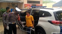 Ada yang berbeda di Kantor Satlantas Polres Pekalongan, Selasa (24/08) kemarin. Para petugas kepolisian Satlantas dengan kendaraan patrolinya nampak sibuk mempersiapkan diri, mereka memberikan pelayanan ekstra dengan menjemput para pemohon SIM.