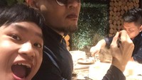 Pemilik nama lengkap Azkanio Nikola Corbuzier ini adalah pencinta daging. Ia dan sang ayah tengah makan malam dengan setumpuk daging panggang dan rebus. Nyamm!