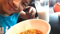 Ini nih bukti lain kalau Azka suka makan. Kali ini ia memadukan makanan sehat dan kurang sehat yaitu susu dan mie instan. Hmmm... Gimana ya rasanya?