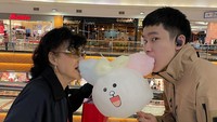 Kalau ini momen manis Azka bersama sang nenek. Mereka makan cotton candy yang menggemaskan bersama-sama.
