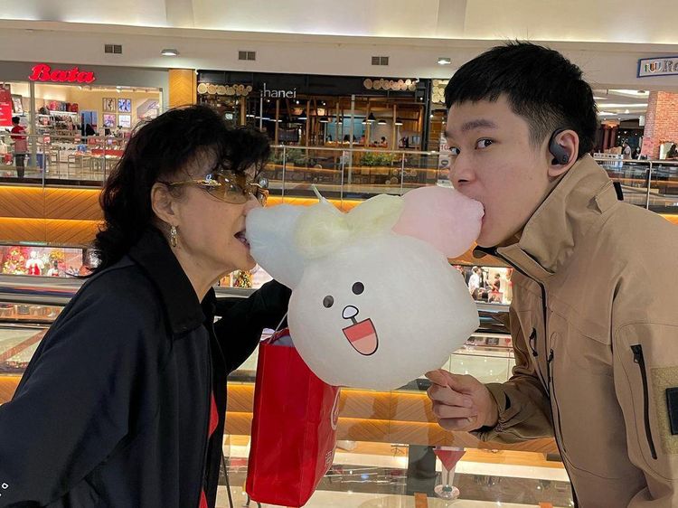 Azka Corbuzier Pamer Momen Makan Daging hingga Cotton Candy!