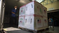 Seorang petugas tengah membongkar kiriman vaksin COVID-19 Moderna yang disumbangkan Amerika Serikat di Kementerian Kesehatan Palestina, Selasa (24/8/2021).