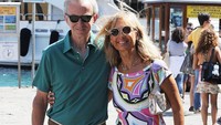 Bernard Arnault merupakan pemilik rumah mode Dior, Givenchy, Selin, Lacroix, Kenzo, Guerlain, Sephora, Hennessy, Moёt & Chandon, Dom Perignon, Pommery, Veuve Clicquot, dan Krug. Dia bertemu istrinya lewat musik. Bernard menyukai komposisi klasik, dan Hélène adalah seorang pianis profesional. Pasangan itu menikah pada tahun 1991, dan mereka adalah orang tua dari lima anak. Foto: Dok. splashnews
