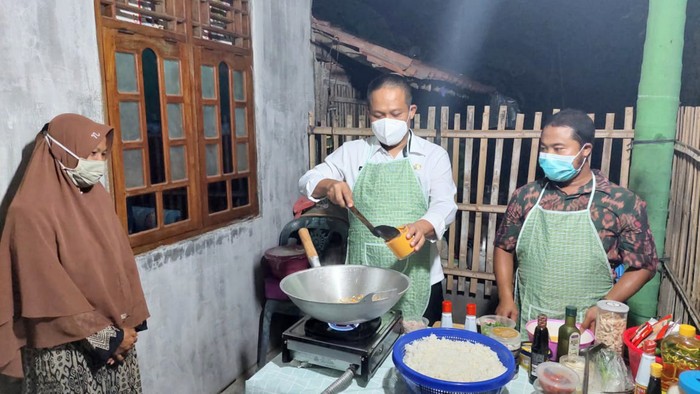 Bupati Kebumen Arif Sugiyanto memberi kejutan dengan mendatangi salah satu rumah warga malam tadi. Tak hanya itu, bupati juga memasak nasi goreng untuk dimakan bersama, sembari mengimbau tetap jaga prokes sekaligus membagikan sembako untuk warga sekitar.