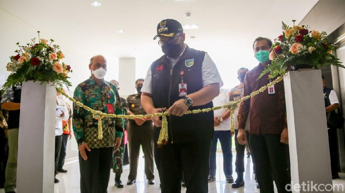 Bupati Kediri Hanindhito Himawan Pramana fokus pada penanganan kasus COVID-19. Ia meluncurkan pengembangan layanan isolasi, program telemedicine, persalinan ibu yang positif COVID-19 dan relawan COVID-19.