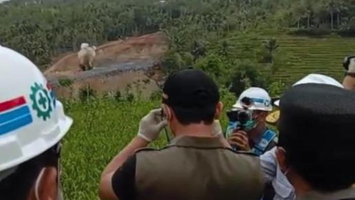 Bupati Trenggalek Mochammad Nur Arifin pantau Peledakan Bendungan Bagong